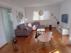 - un salon avec un canapé et une table dans l'établissement Apartments Katarina, à Podstrana