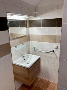 een badkamer met een wastafel en een spiegel bij Apartmán Pod Zámkem in Moravský Krumlov