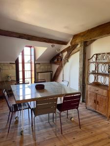 une salle à manger avec une grande table et des chaises dans l'établissement Gîte du château, à Thizay