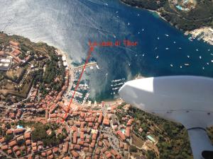 阿祖罗港La Casa di Thor的从飞机翼楼欣赏到城市美景