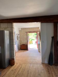 - un couloir dans une maison avec un réfrigérateur dans l'établissement Gîte du château, à Thizay