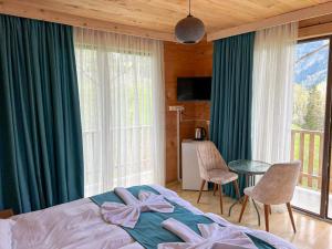 Rúm í herbergi á Hotel Khulo lnn