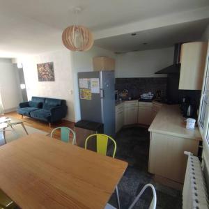 kuchnia i salon ze stołem i lodówką w obiekcie Maison 6 chambres avec jardin à Angers w mieście Angers