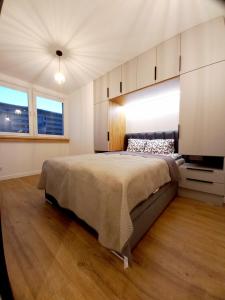 Posteľ alebo postele v izbe v ubytovaní NeoApartments Lotnicza