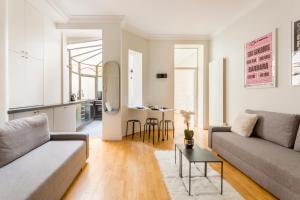 uma sala de estar com um sofá e uma mesa em SLEEPOO - Fabulous 8 em Paris