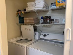 una lavanderia con lavatrice e asciugatrice di Sunshine DayDream by SurfBreakLLC a Surfside Beach Altre 10 foto