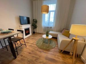 ein Wohnzimmer mit einem Sofa und einem Tisch in der Unterkunft Apartment Vinohrady in Bohunice