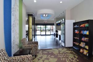 un vestíbulo de una tienda con dos sillas y un mostrador en Quality Inn & Suites Kenedy - Karnes City, en Kenedy