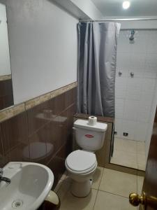 Un baño con inodoro, ducha y lavabo. en Karito's house, en Puno