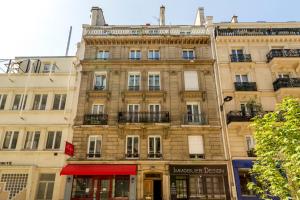 um grande edifício de tijolos numa rua da cidade em SLEEPOO - Fabulous 8 em Paris