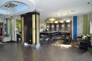 un restaurante con mesas y sillas en el vestíbulo en Quality Inn & Suites Kenedy - Karnes City, en Kenedy