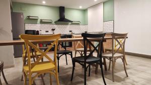 - une cuisine avec des chaises et une table dans une pièce dans l'établissement Casa FotoStudi37, à Deltebre