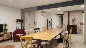 Un comedor con mesa y sillas de madera. en Casa FotoStudi37, en Deltebre