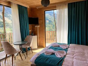 Rúm í herbergi á Hotel Khulo lnn