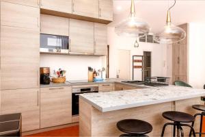 Kuchyňa alebo kuchynka v ubytovaní Luxury 3 Bd Aptment with Sea view + 37 fotografií
