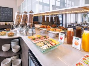 una línea de buffet con diferentes tipos de comida expuesta en JetPark Hotel Rotorua, en Rotorua