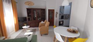 un soggiorno con tavolo e sedie bianchi di Ofelia Terrace House a Portimão