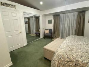 - une chambre avec un lit, une chaise et une porte dans l'établissement Get away in the Redwoods, à Crescent City