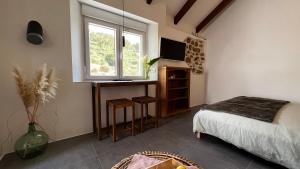 A bed or beds in a room at Cortijo las Cabrerizas