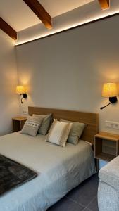 A bed or beds in a room at Cortijo las Cabrerizas