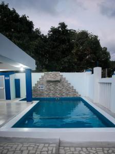 Bazén v ubytování Cabaña Perla Azul nebo v jeho okolí