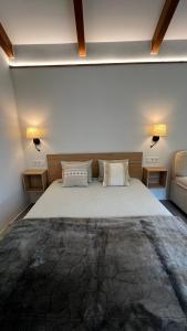 A bed or beds in a room at Cortijo las Cabrerizas