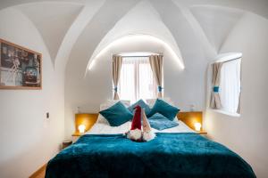 A bed or beds in a room at Modern Medival