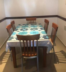 een eettafel met stoelen en een dekbed erop bij Appartement Neuf en Face de la Plage - FNIDEQ in Fnidek