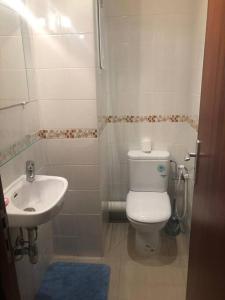 een kleine badkamer met een toilet en een wastafel bij Appartement Neuf en Face de la Plage - FNIDEQ in Fnidek