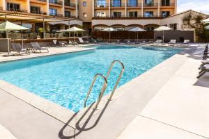Бассейн в Holiday Inn Perpignan by IHG или поблизости