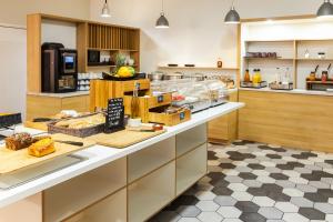 Кухня или мини-кухня в Holiday Inn Perpignan by IHG
