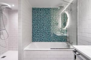 Ванная комната в Holiday Inn Perpignan by IHG
