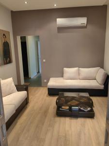 - un salon avec un canapé et une table basse dans l'établissement Vitosha 67, à Sofia