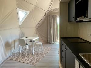 - une salle à manger dans une tente avec une table et des chaises dans l'établissement Nature Nest Aljezur, à Aljezur