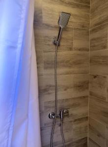 une douche avec pommeau de douche dans une salle de bain dans l'établissement San Juan de los Terreros Mª S, à San Juan de los Terreros