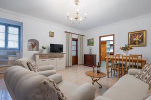 Телевизор и/или развлекательный центр в Townhouse Can Bregat