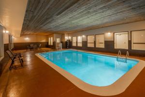 a large swimming pool in a hotel room at La Quinta by Wyndham Lexington South / Hamburg in Lexington