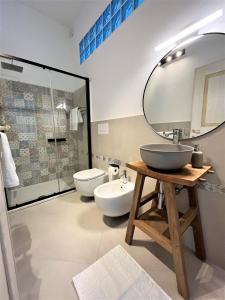 een badkamer met 2 wastafels en een spiegel bij Luxury sea view home/4-min walk to beach in Marinella