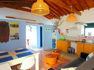 een keuken met een bank en een tafel in een kamer bij Casa do Cais in Monte