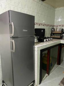 una cucina con frigorifero in acciaio inossidabile e piano cottura di La Casa votre hébergement idéal a Dakhla