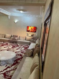 un soggiorno con divano e tavolo di La Casa votre hébergement idéal a Dakhla