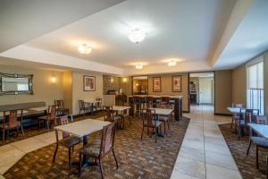 une salle à manger avec des tables et des chaises dans un restaurant dans l'établissement La Quinta by Wyndham Lexington South / Hamburg, à Lexington