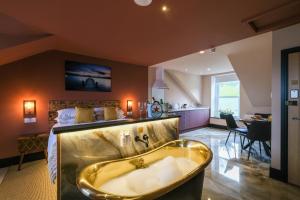 baño grande con bañera y cama en Craig Walk Suite, en Bowness-on-Windermere