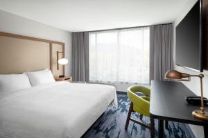 Fairfield Inn & Suites Boulder客房内的一张或多张床位