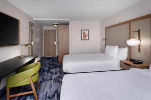 Fairfield Inn & Suites Boulder客房内的一张或多张床位