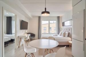 salon z łóżkiem, stołem i krzesłami w obiekcie Norden Homes Turku Nordic Apartment with Free Parking w mieście Turku