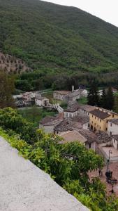 una vista de una ciudad desde lo alto de una colina en Residence il giardino sul fiume Nera, en Cerreto di Spoleto