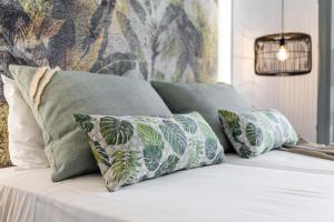 Una cama con cuatro almohadas encima. en Anatoli Hotel en Naxos