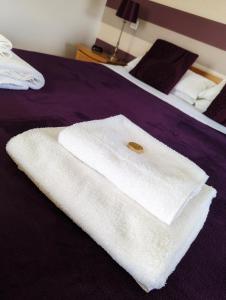 uma toalha branca sentada em cima de uma cama em The Manor House Inn em Shotley Bridge