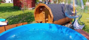 Bazén v ubytování Maja Pokoje z Widokiem kameralna agroturystyka na Pogórzu Izerskim z sauną i jacuzzi nebo v jeho okolí